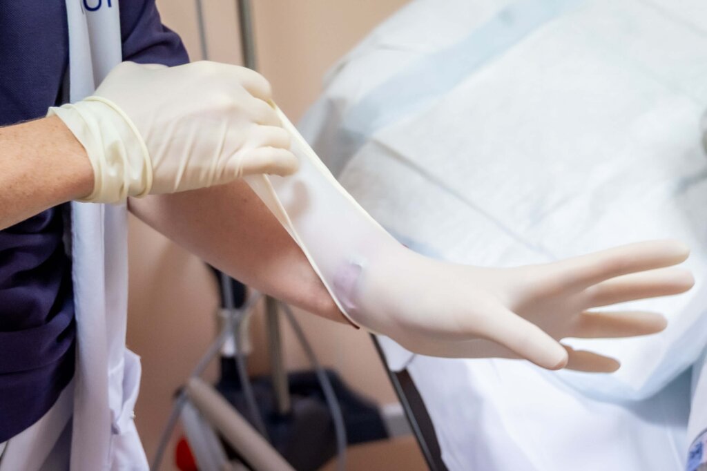 M&eacute;decin urgentiste enfilant un gant en latex | Est-Rescue / Marion Depaix.